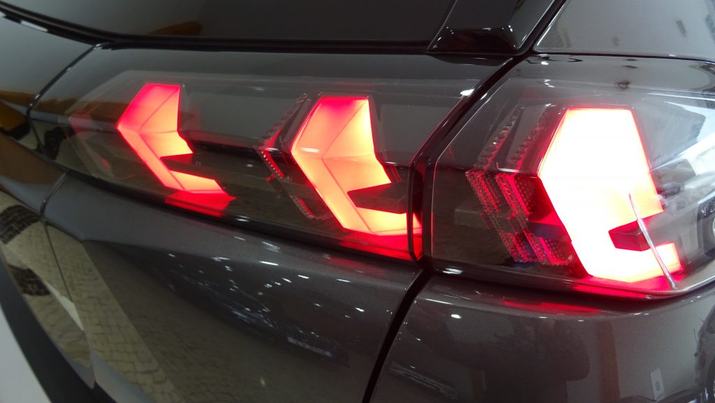 Peugeot 2008 1.5 BlueHDi Allure cheio