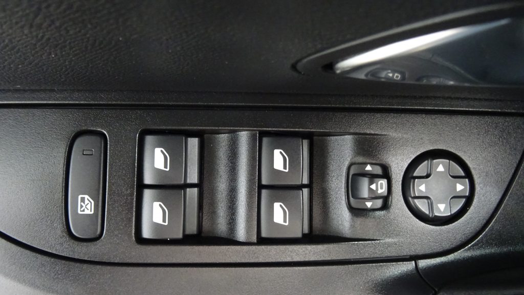 Peugeot 2008 1.5 BlueHDi Allure cheio