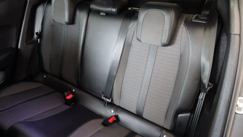 Peugeot 2008 1.5 BlueHDi Allure cheio