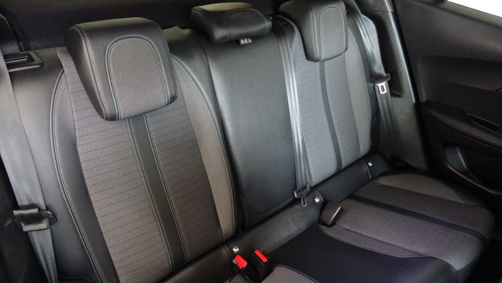 Peugeot 2008 1.5 BlueHDi Allure cheio