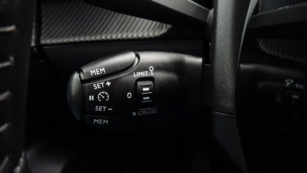 Peugeot 2008 1.5 BlueHDi Allure cheio