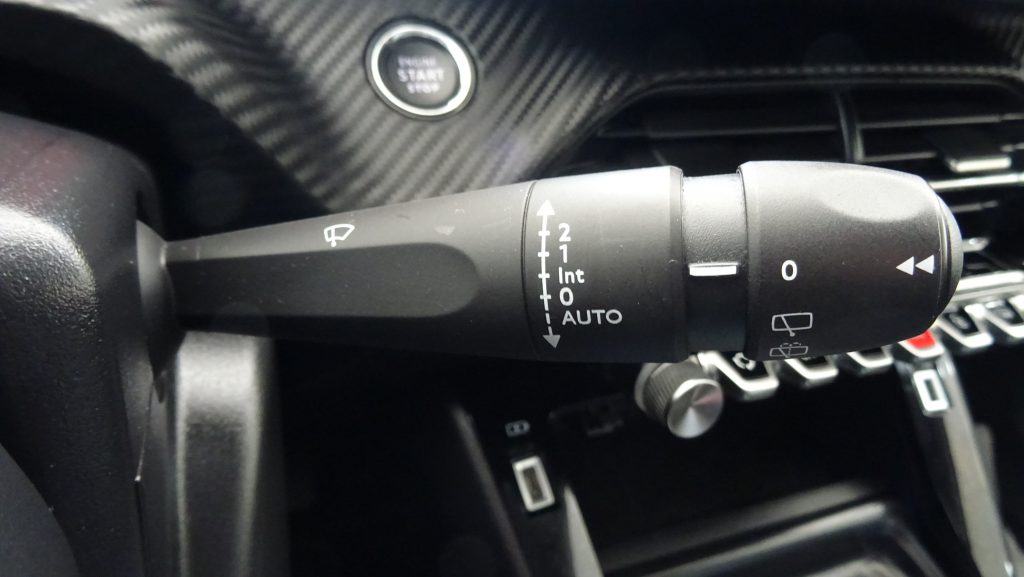 Peugeot 2008 1.5 BlueHDi Allure cheio