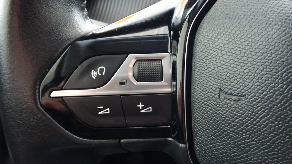 Peugeot 2008 1.5 BlueHDi Allure cheio