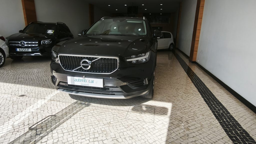 Volvo XC 40 2.0 D3 Momentum Geartronic cheio