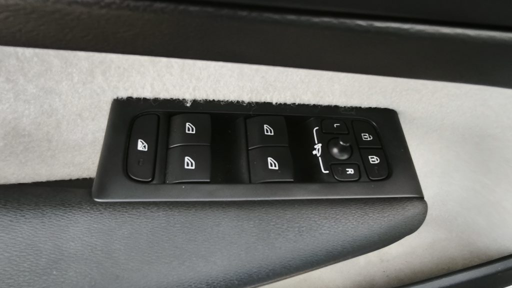 Volvo XC 40 2.0 D3 Momentum Geartronic cheio