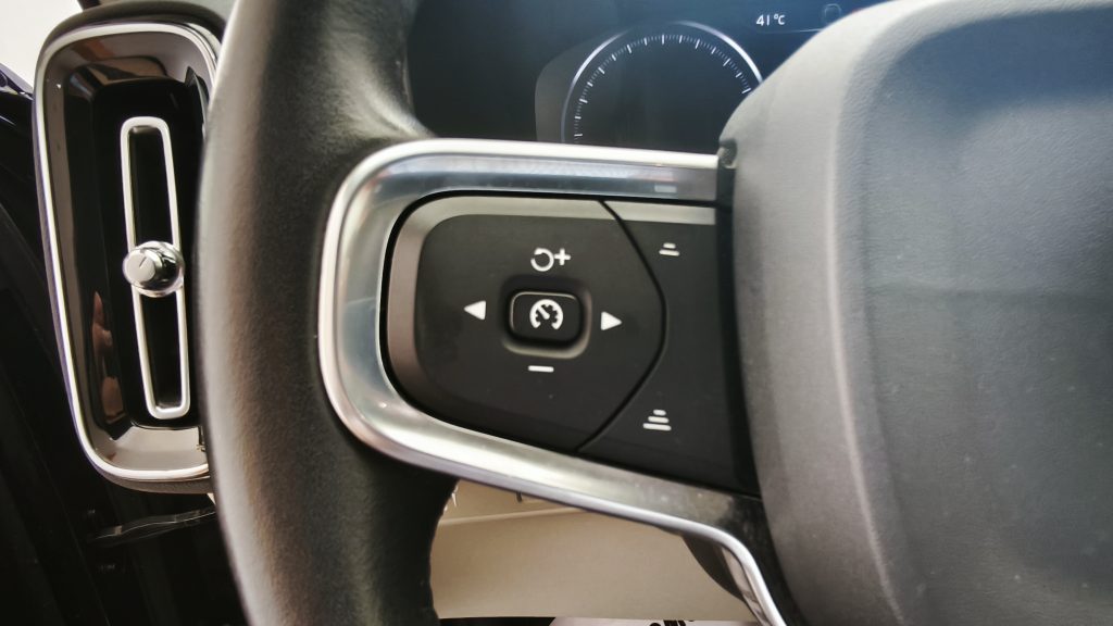 Volvo XC 40 2.0 D3 Momentum Geartronic cheio