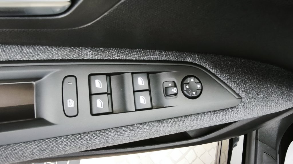 Peugeot 3008 1.5 BlueHDi active cheio