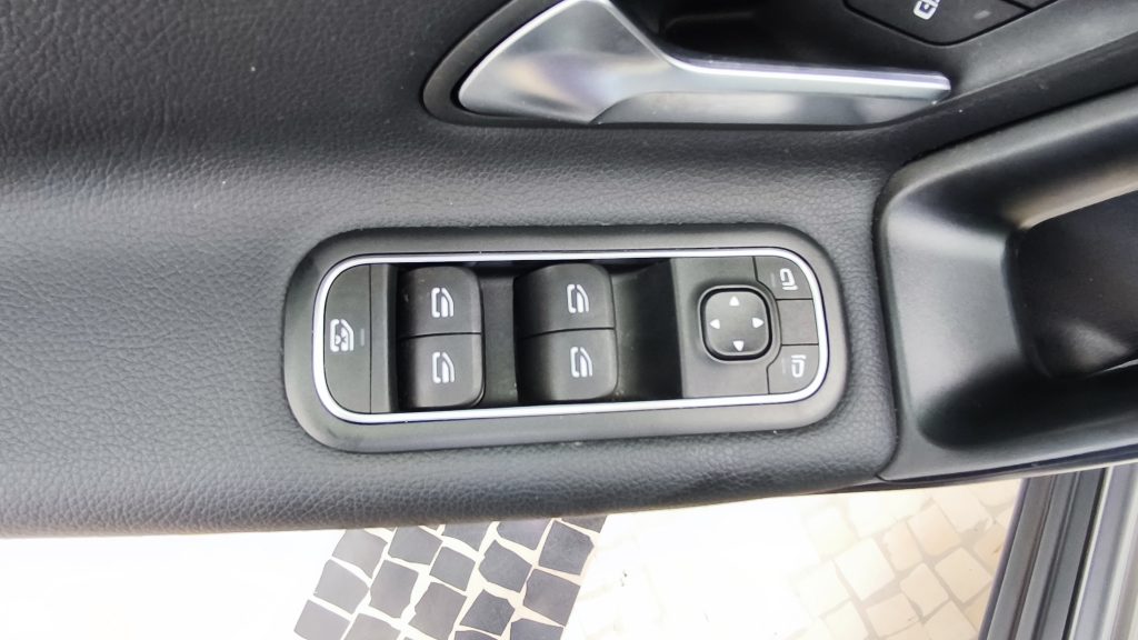 Mercedes Benz A200 Mild-Hybrid Sport Aut. cheio