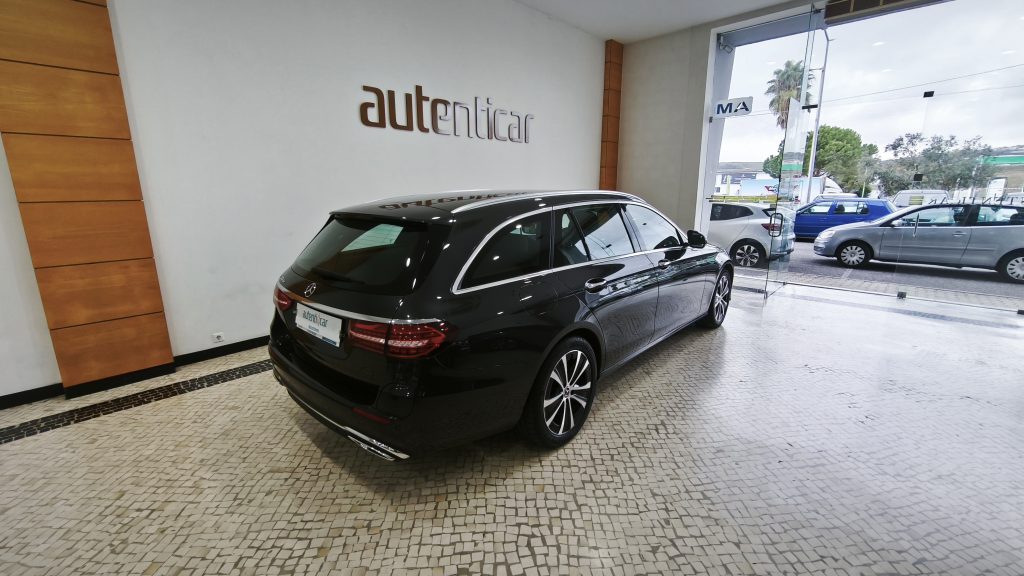 Mercedes Benz E 300 de Avantgarde cheio