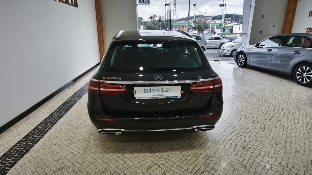 Mercedes Benz E 300 de Avantgarde cheio