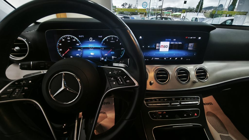 Mercedes Benz E 300 de Avantgarde cheio