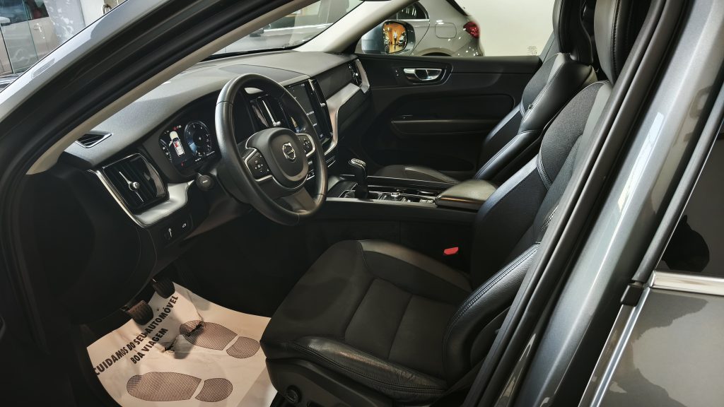 Volvo XC60 D3 150 MOMENTUM PLUS 150HP cheio