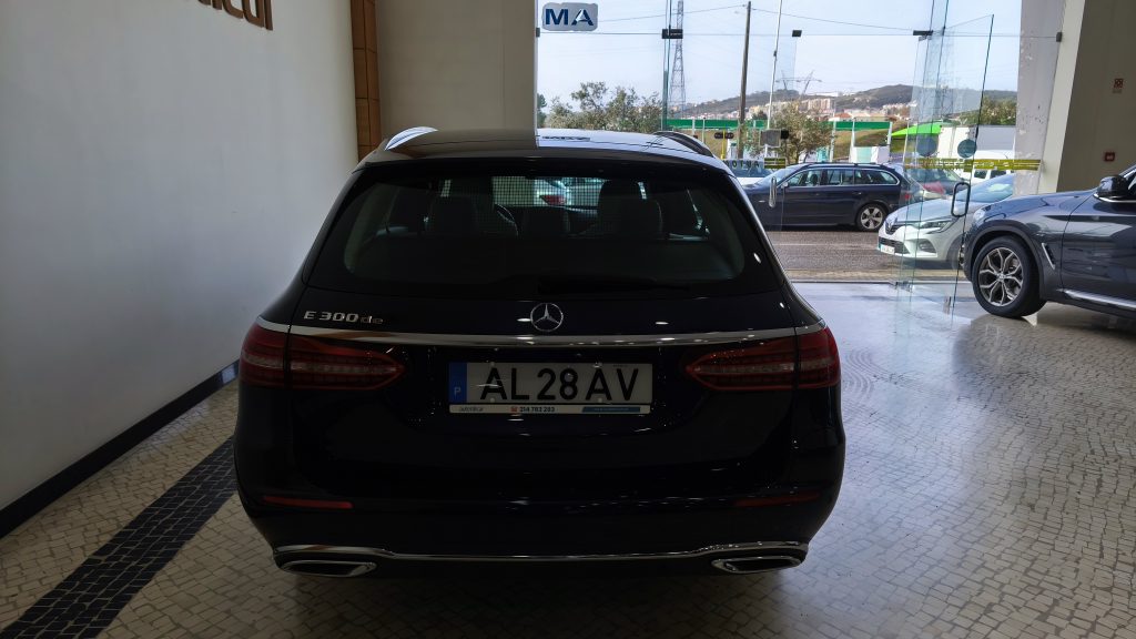 Mercedes Benz E 300 de Avantgarde cheio