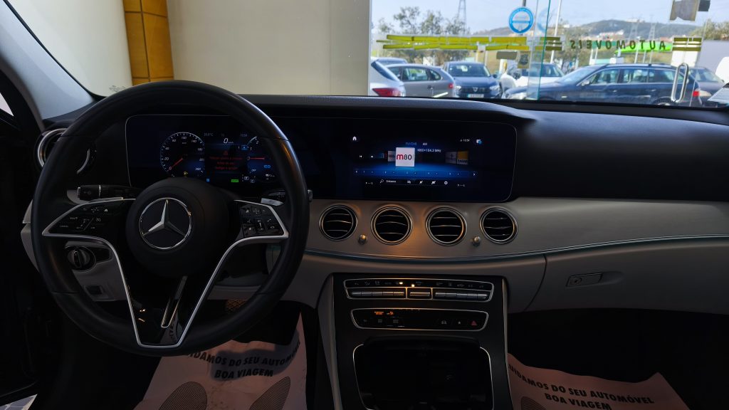 Mercedes Benz E 300 de Avantgarde cheio