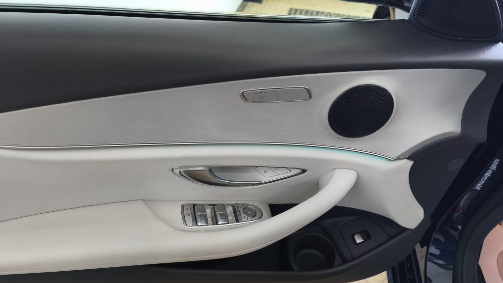 Mercedes Benz E 300 de Avantgarde cheio