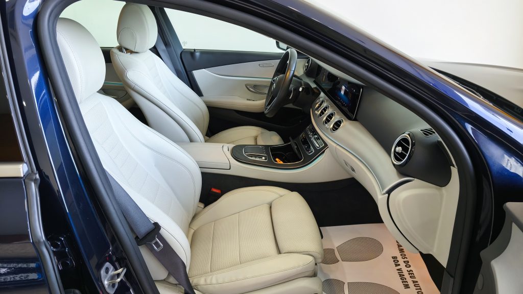 Mercedes Benz E 300 de Avantgarde cheio