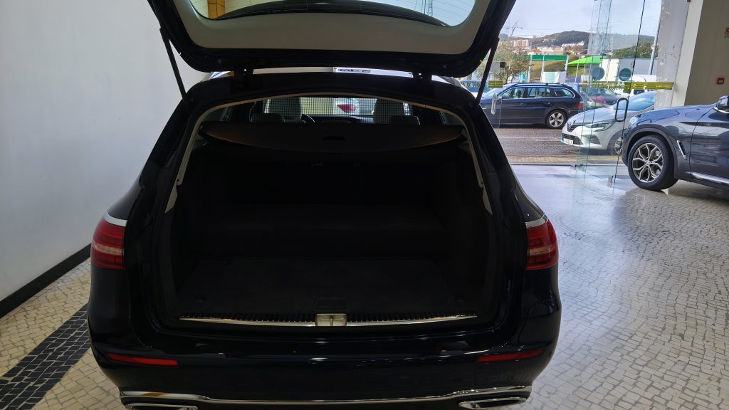 Mercedes Benz E 300 de Avantgarde cheio