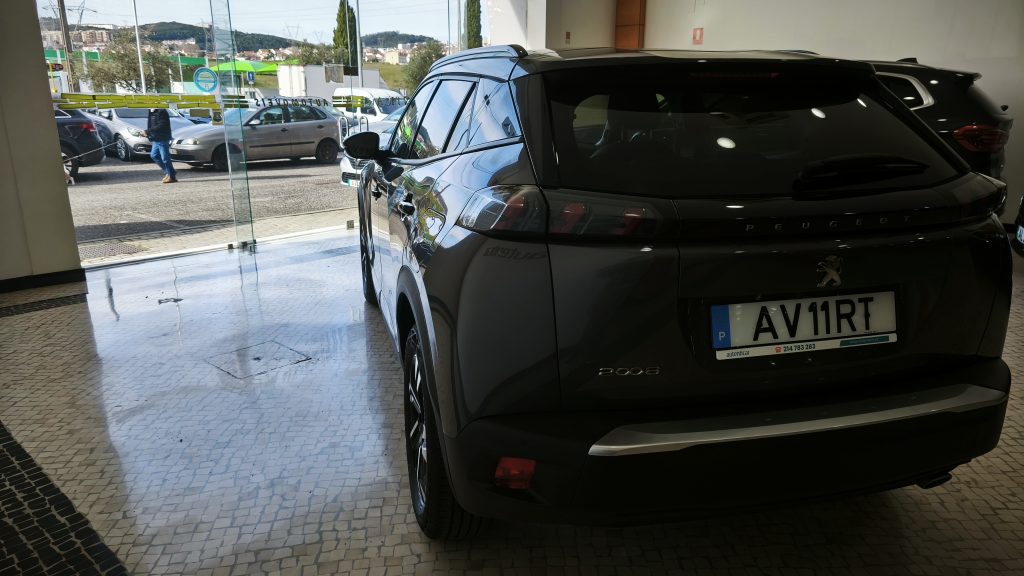 Peugeot 2008 1.5 BlueHdi Allure EAT8 cheio