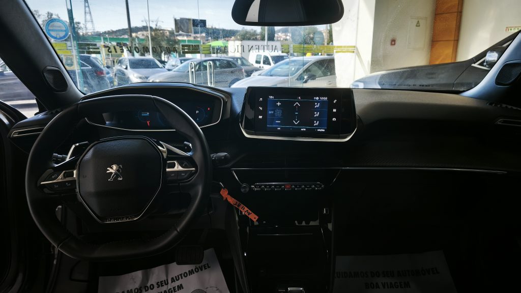 Peugeot 2008 1.5 BlueHdi Allure EAT8 cheio