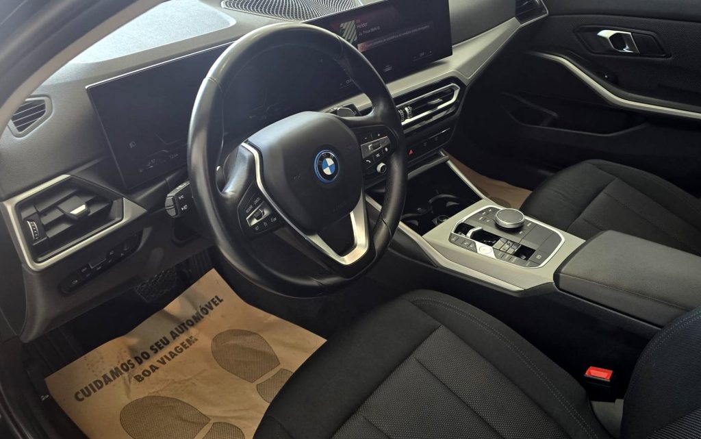 BMW 320e Touring Plug-in-Hybrid Pack Essence cheio