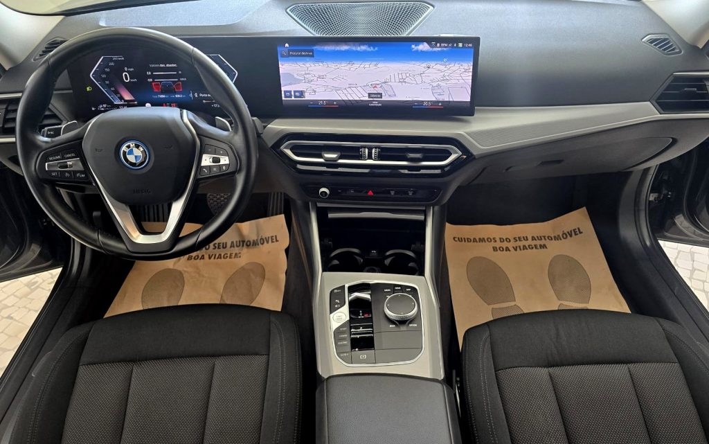 BMW 320e Touring Plug-in-Hybrid Pack Essence cheio