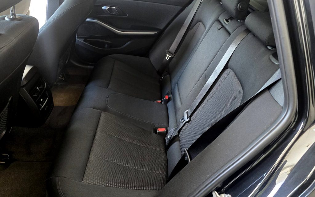 BMW 320e Touring Plug-in-Hybrid Pack Essence cheio