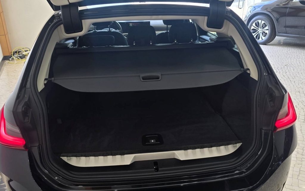 BMW 320e Touring Plug-in-Hybrid Pack Essence cheio