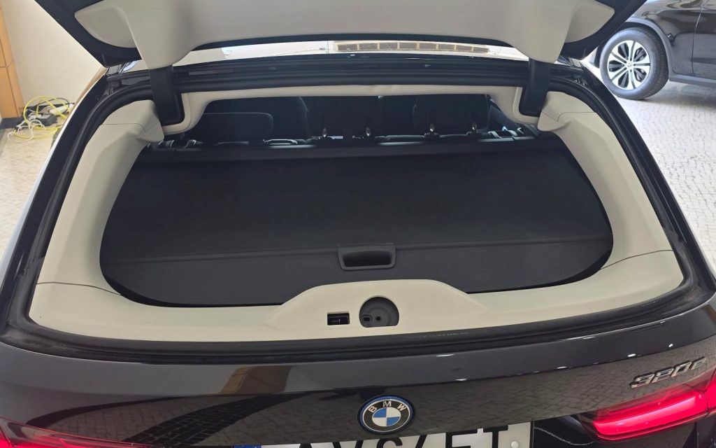 BMW 320e Touring Plug-in-Hybrid Pack Essence cheio
