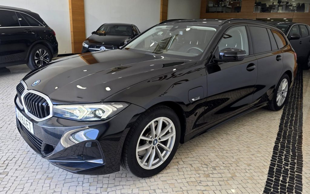 BMW 320e Touring Plug-in-Hybrid Pack Essence cheio