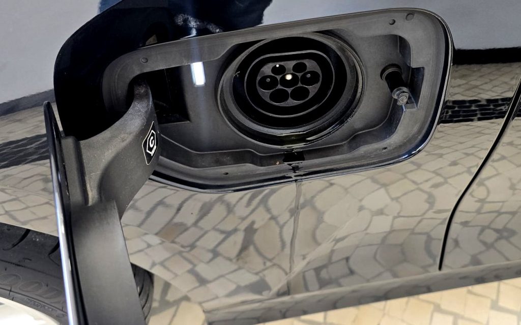 BMW 320e Touring Plug-in-Hybrid Pack Essence cheio