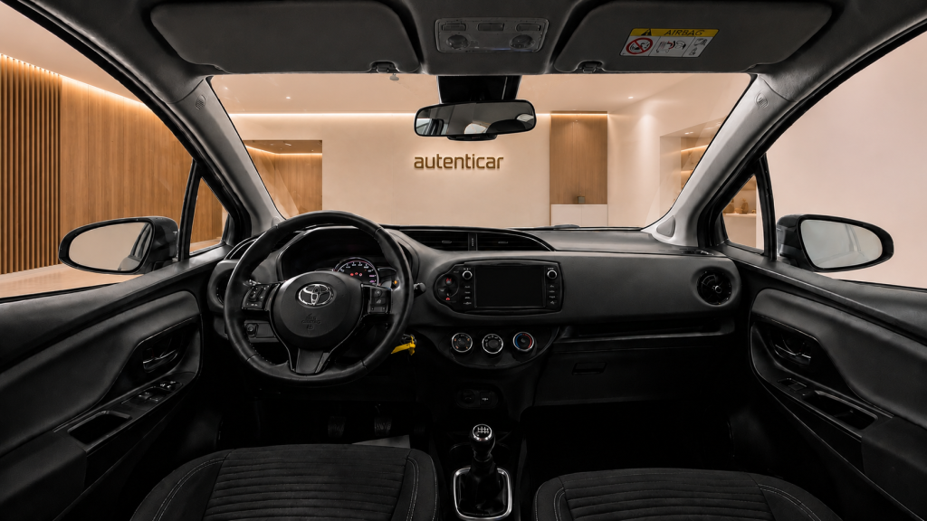 Toyota Yaris 1.0 VVT-i Comfort cheio