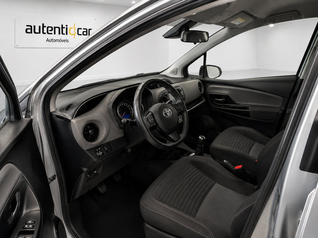 Toyota Yaris 1.0 VVT-i Comfort cheio