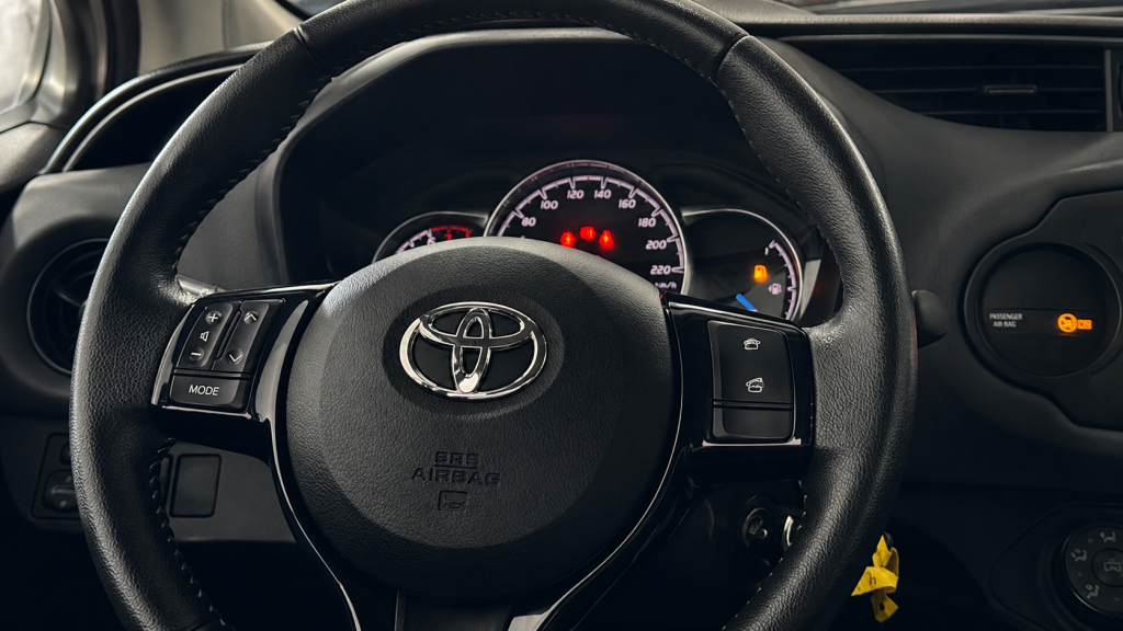 Toyota Yaris 1.0 VVT-i Comfort cheio