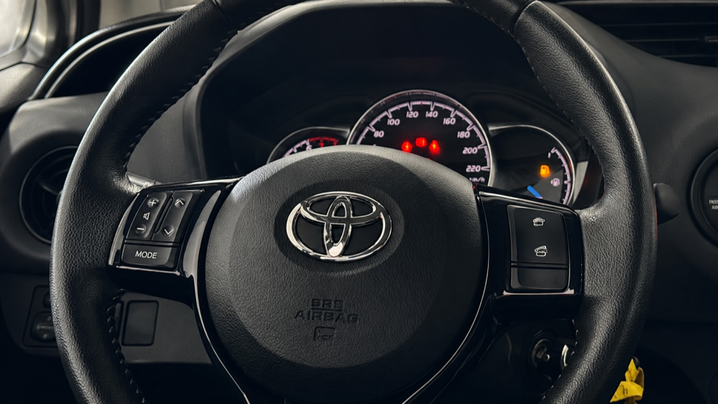 Toyota Yaris 1.0 VVT-i Comfort cheio