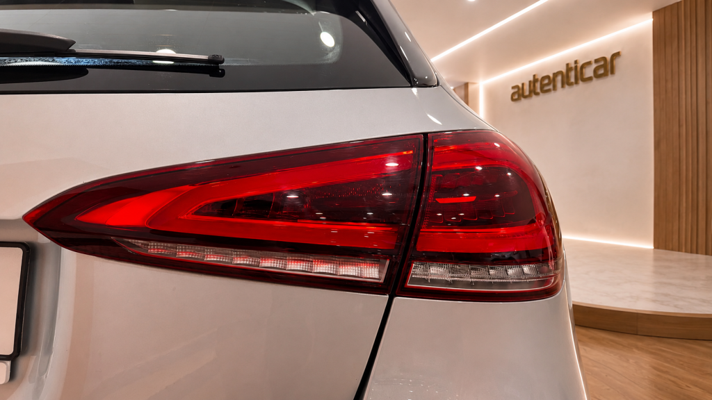 Mercedes Benz A 250 e cheio